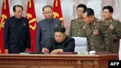 김정은 북한 국무위원장이 노동당 중앙군사위원회 제5시 제4차 확대회의를 주재하는 모습을 북한 관영 '조선중앙통신'이 24일 공개했다.