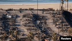 Ruínas de casas queimadas pelo incêndio de Palisades, no bairro de Pacific Palisades, em Los Angeles, a 12 de janeiro de 2025. 
