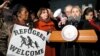 Ketua fraksi Demokrat di DPR AS, Nancy Pelosi dan Senator Demokrat dari New York, Chuck Schummer bertemu para demonstran yang memrotes kebijakan imigrasi Presiden Trump (30/1).