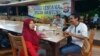 Uday Suhada saat berbincang dengan rekannya di kawasan Carita (foto: VOA/Ahmad Bhagaskoro)