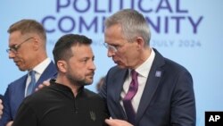 Stoltenberg ligel Serokê Ukraynayê Volodymyr Zelenskyy. 