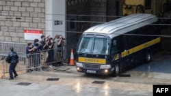 香港首位被控違反國安法的唐英傑（Tong Ying-kit）乘坐監獄車輛離開高等法院。 （2021年6月23日）