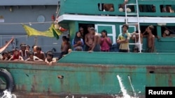 Para migran yang masih terlantar di perairan Thailand, Sabtu (16 Mei 2015).
