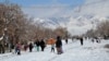 Jalanan di Quetta, ibu kota provinsi Baluchistan, Pakistan barat daya, berselimut saljut tebal, Senin, 13 Januari 2020.