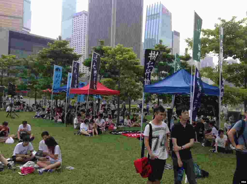 香港学联大专界罢课星期三继续在添马公园举行(美国之音图片/海彦拍摄)