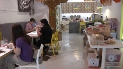 Swee Bee by Baker Dave has been a popular cafe for neighborhood office workers. The owner says business was down 70 percent during the months of April and May. (Dave Grunebaum/VOA)