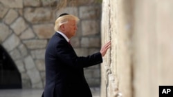 Presiden AS Donald Trump menyentuh Tembok Barat di Yerusalem hari Senin (22/5).