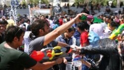 ايران در سرکوبی بازی آب پاشی جوانان افراط می کند؟
