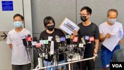 香港支聯會4名常委（左起）鄧岳君、鄒幸彤、梁錦威、徐漢光，9月7日到警察總部向警務處處長遞交公開信，重申支聯會並非”外國代理人”，認為警方誤解法律，支聯會拒絕向警方提交任何資料 （美國之音湯惠芸）