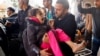 Seorang anak Palestina yang terluka akibat serangan Israel dibawa menuju Rumah Sakit Nasser di Khan Younis, Jalur Gaza, pada 20 November 2023. (Foto: Reuters/Ibraheem Abu Mustafa)
