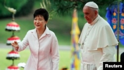 Paus Fransiskus bertemu Presiden Korea Selatan, Park Geun-hye di Seoul hari Kamis (14/8).