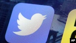 ARSIP – Foto yang diambil tanggal 18 Oktober 2013 menunjukkan aplikasi Twitter di layar iPhone di New York (foto: AP Photo/Richard Drew, Arsip)