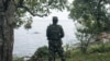 Um combatente do M23 monta guarda durante uma conferência de imprensa na província de Kivu do Norte, em Goma, a 6 de fevereiro de 2025, após uma reunião pública convocada pelo grupo armado.