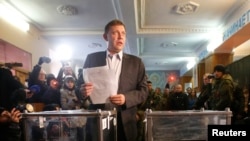Alexander Zakharchenko, pemimpin golongan separatis dari Republik Rakyat Donetsk, memegang kertas suara dalam pemilu parlemen lokal di Donetsk, Ukraina Timur, 2 November 2014. 