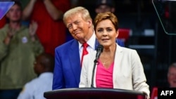 Kari Lake fala em comício da campanha presidencial de Donald Trump