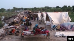 Warga Pakistan di tempat penampungan segmentera di kawasan yang tidak digenangi banjir di Sukkur, Pakistan, 4 Agustus 2015. Foto: (dok.)