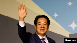 라이칭더 타이완 총통 당선자가 13일 총통 선거에서 승리한 후 환호하는 지지자들에게 손을 들어 화답하고 있다.