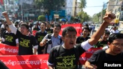 新闻业者在仰光街头游行，高呼口号，呼吁新闻自由。（2013年1月7日）