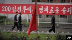 지난 6월 북한 원산에 '200일 전투' 속도전 관련 구호가 걸려있다. (자료사진)