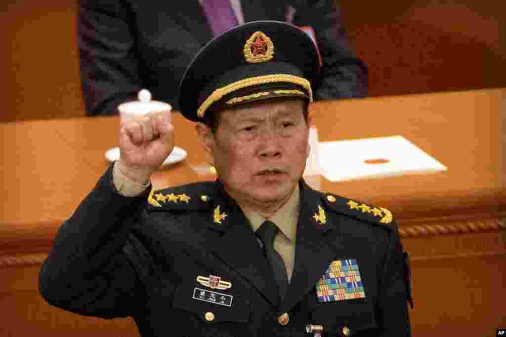 中国国务委员和国防部长魏凤和在中国第十三届人民代表大会第一次会议第七次全体会议上宣誓就职(2018年3月19日)。