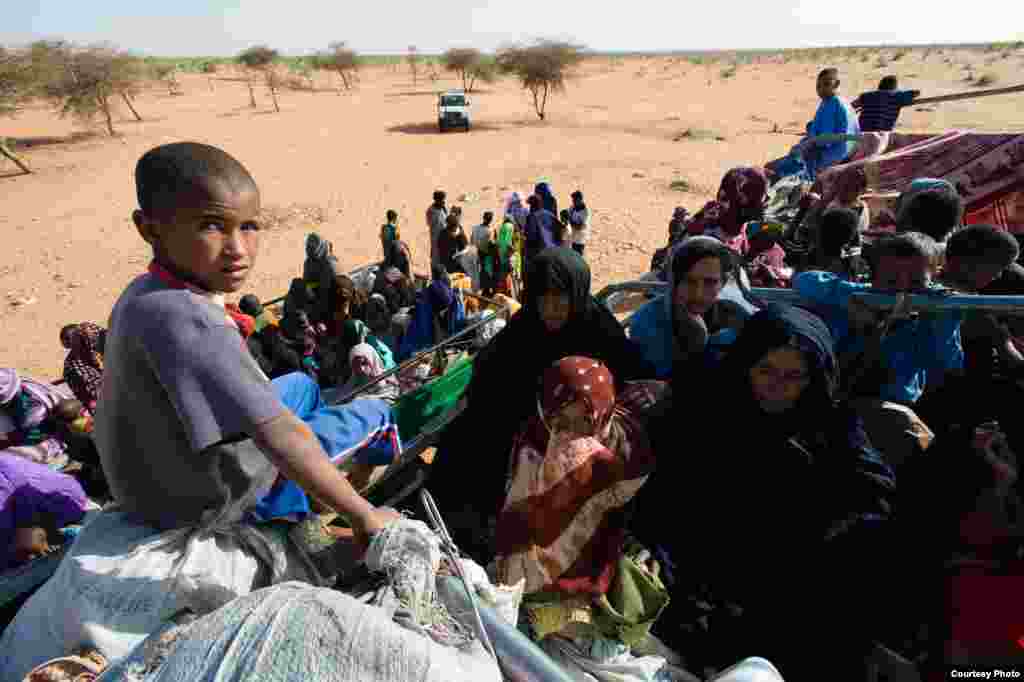 A child sits atop a truck loaded with Malian refugees and their belongings on the edge of the M'Berra refugee camp in Mauritania, March 6, 2013. (Nyani Quarmyne/MSF)