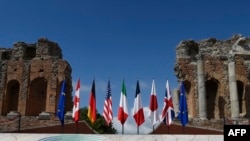 G-7 စက်မှုထိပ်သီး ၇ နိုင်ငံ အလံများ။