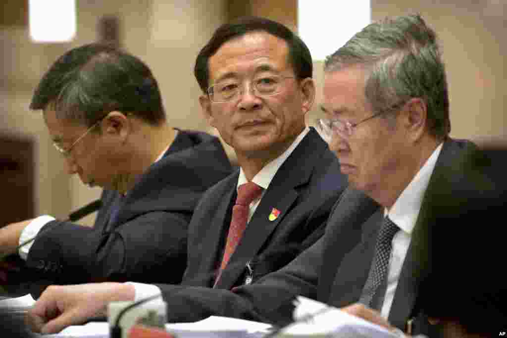 中国证券监督管理委员会主席刘士余(中)和中国人民银行行长周小川(右)在中共19大金融系统分组讨论中(2017年10月19日)。刘士余说,周永康、薄熙来、令计划、徐才厚、郭伯雄和孙政才等“在党内位高权重”的落马高官,“阴谋篡党夺权”,“令人不寒而栗,触目惊心”,以习近平总书记为核心的党中央挽救了党、国家和军队,还挽救了社会主义。不过当局对这些落马高官提出的正式指控包括“严重违法违纪”等,并没有使用中共文革时期惯用的“篡党夺权”,而且前中共政治局委员兼重庆市委书记孙政才目前还没有被定罪。 