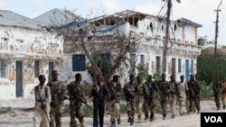 Pasukan Pemerintah Somalia berpatroli setelah berperang melawan pemberontak Islamis al Shabab di Mogadishu (3/3)