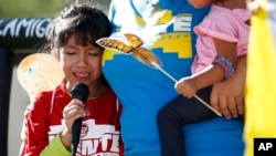 Akemi Vargas, 8 tahun, menangis ketika menceritakan pengalamannya terpisah dari ayahnya dalam unjuk rasa memprotes pemisahan anak migran dari orang tuanya di Phoenix, Arizona, 18 Juni 2018.