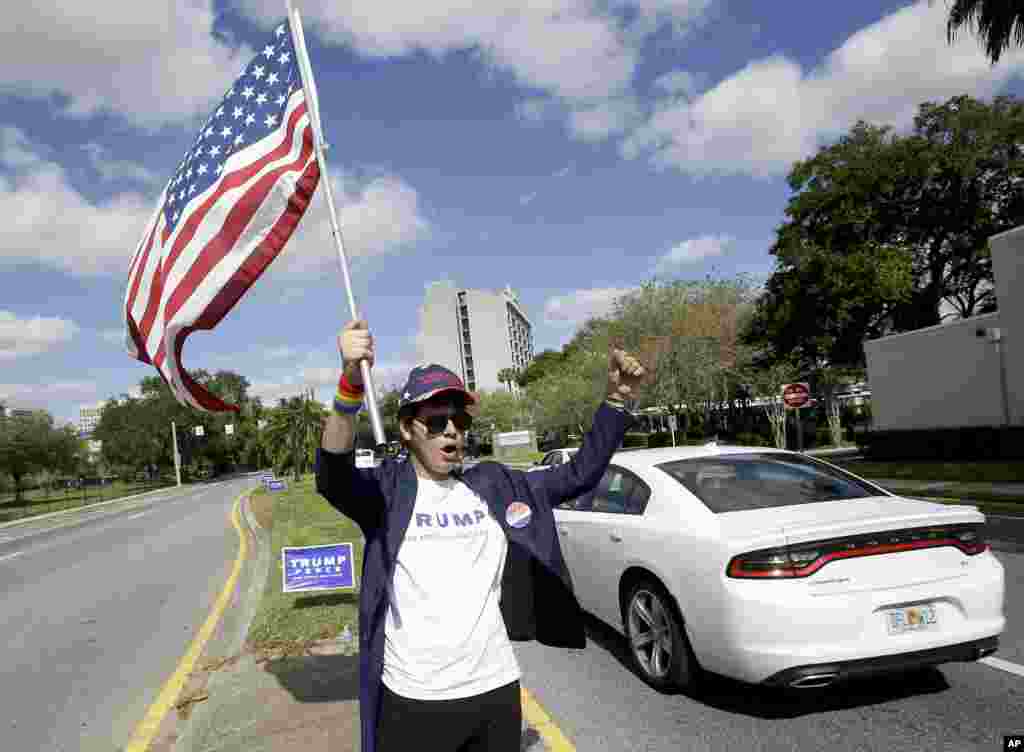 Pablo Ramos, um apoiante de Donald Trump agita bandeira em Orlando,na Florida.