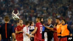 Srpski i albanski igrači posle incidenta sa razvijanjem zastave velike Albanije na stadionu Partizana u Beogradu, 14. oktobra 2014.