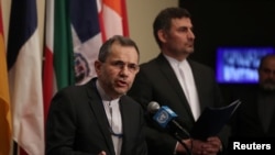 Arhiva - Ambasador Irana u Ujedinjenim bnacijama Mahid Takt Revanči obraća se medijima ispred prostorija Saveta bezbednosti, u UN-u, u Njujorku, 24. juna 2019.