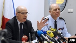 French prosecutor of Marseille Brice Robin, flanked by General David Galtier (R), speaks to the press on March 26, 2015 in Marignane airport near the French southern city of Marseille. 