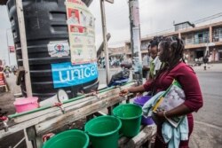 Perempuan mencuci tangan di Goma, Republik Demokratik Kongo, 31 Juli 2019. (Foto: AFP)