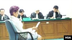 Terdakwa kasus penyuapan anggota DPR Miranda Swaray Goeltom dalam persidangan di Pengadilan Tipikor. (Photo: VOA)