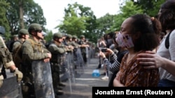 Manifestantes e membros da Guarda Nacional, perto da Casa Branca, Washington DC, 4 de junho, 2020. 