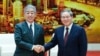 新華社照片: 中國國務院總理李強(右)2024年12月25日星期三在北京人民大會堂會見日本外務大臣岩屋毅。