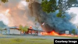 Sejumlah gedung pemerintahan di Kabupaten Yalimo, Papua, dibakar oleh massa hari Selasa 29/6 (courtesy: Polda Papua).