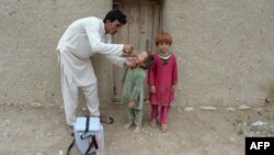 انداختن تنها دو قطره واکسین از راه دهن می تواند زندگی دختران و پسران تان را از مرگ نجات دهد.