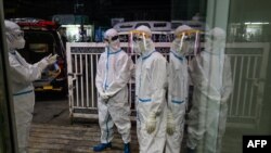 PPE ဝတ်စုံဝတ် ပရဟိတလုပ်သားများကို ရန်ကုန်မြို့ရှိ ရပ်ကွက်တခုတွင် တွေ့ရ။ (အောက်တိုဘာ ၀၉၊ ၂၀၂၀)