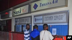 Keluarga penumpang pesawat Trigana Air yang hilang berdiri di depan loket Trigana Air yang tutup di bandara Sentani di Jayapura, Papua, 16 Agustus 2015.