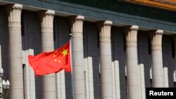 Bendera China berkibar di pelataran Balai Rakyat China di Beijing (Foto: dok). 