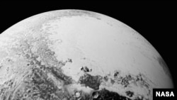 Gambar dari wahana New Horizons menampilkan Pluto seperti terlihat dari 1.800 kilometer di atas katulistiwa Pluto.