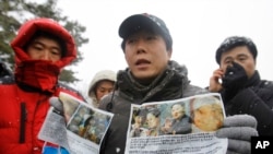 북한 관영매체들이 최근 거의 매일 탈북민들에 대한 인신공격성 보도를 계속하고 있다. 한국 내 탈북자단체인 '자유북한운동연합' 박상학 대표(가운데)가 북한으로 날려보낼 전단을 공개하는 모습.