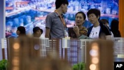 在北京的房产投资展示会上，人们看房子（2012年9月21日）