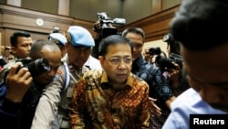 Petugas kepolisian mengawal mantan Ketua DPR Setya Novanto (tengah) yang menghadiri pembacaan putusan kasus korupsi KTP elektronik di Jakarta, 24 April 2018.
