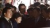 下台的朴槿惠回到首尔的家，问候支持者（2017年3月12日）