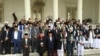 Para ulama dari Indonesia, Pakistan, dan Afghanistan yang menghadiri konferensi trilateral pada saat membacakan Bogor Ulema Declaration of Peace (Deklarasi Ulama untuk Perdamaian) di Istana Kepresidenan Bogor, Jawa Barat, 11 Mei 2018 (Foto: VOA/Ahadian Ut