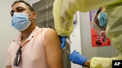 Seorang petugas kesehatan memberikan vaksin cacar monyet kepada seorang pria di sebuah klinik vaksin di New York, pada 19 Agustus 2022. (Foto: AP/Mary Altaffer)