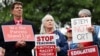 Para penentang doktrin akademik yang dikenal sebagai Critical Race Theory berdmo di luar kantor Dewan Sekolah Loudoun County di Ashburn, Virginia, 22 Juni 2021. (Foto: Evelyn Hockstein/Reuters)